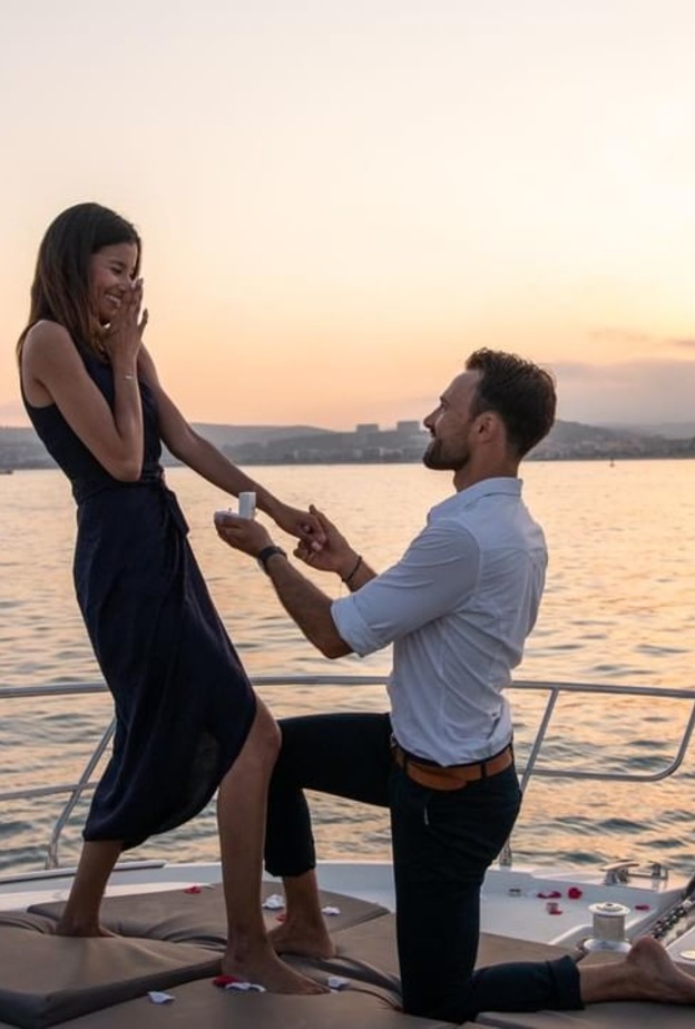 طلب الزواج على متن اليخت بطريقة رومانسية