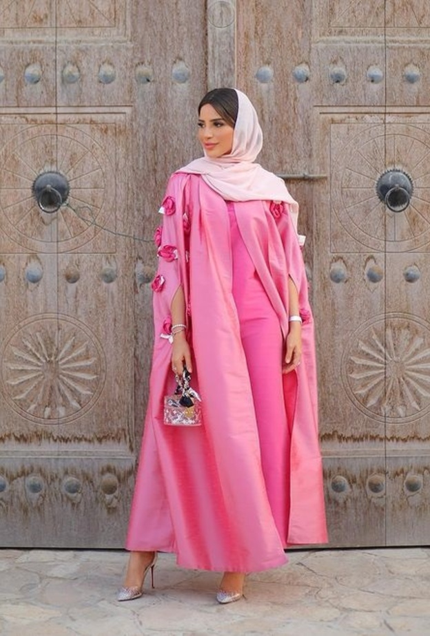 عبايات باللون الزهري انستقرام @fatimahoussam