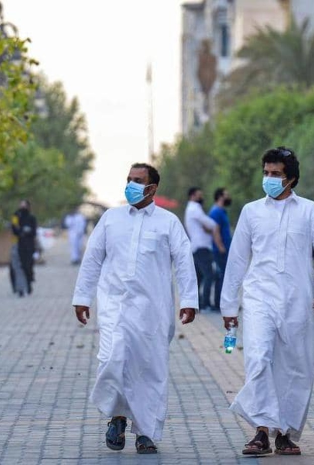 عدم الإلزام بارتداء الكمامة في الأماكن المفتوحة