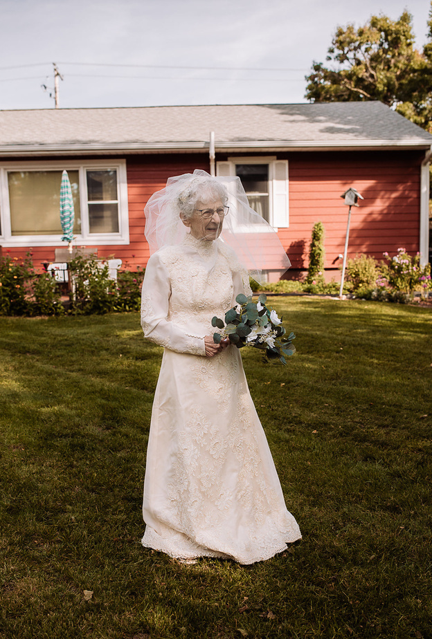 عروسان في التسعين يقيمان حفل زفافهما بعد 77 عام من زواجهما