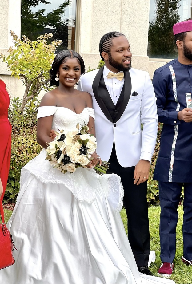 عريس يبكي متأثرا بهدية زوجته