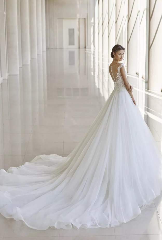 فساتين زفاف من أسبوع الموضة العرائسي بصيحة الحورية@rosaclara