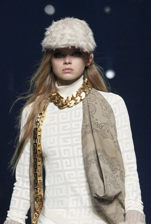 قبعات خريف 2021 مع البيريه السوداء من Philosophy By Lorenzo Serafini