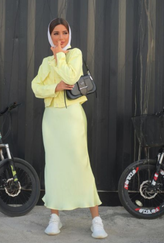 أزياء باللون الأصفر للصبايا المحجبات لاطلالة منعشة في خريف 2021