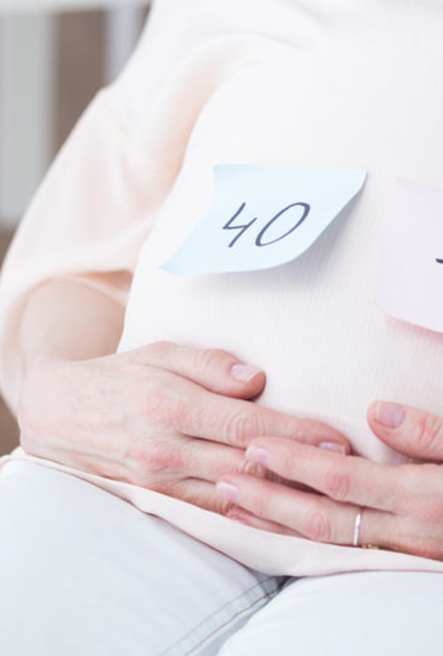 ما هي مخاطر الحمل بعد سن الأربعين