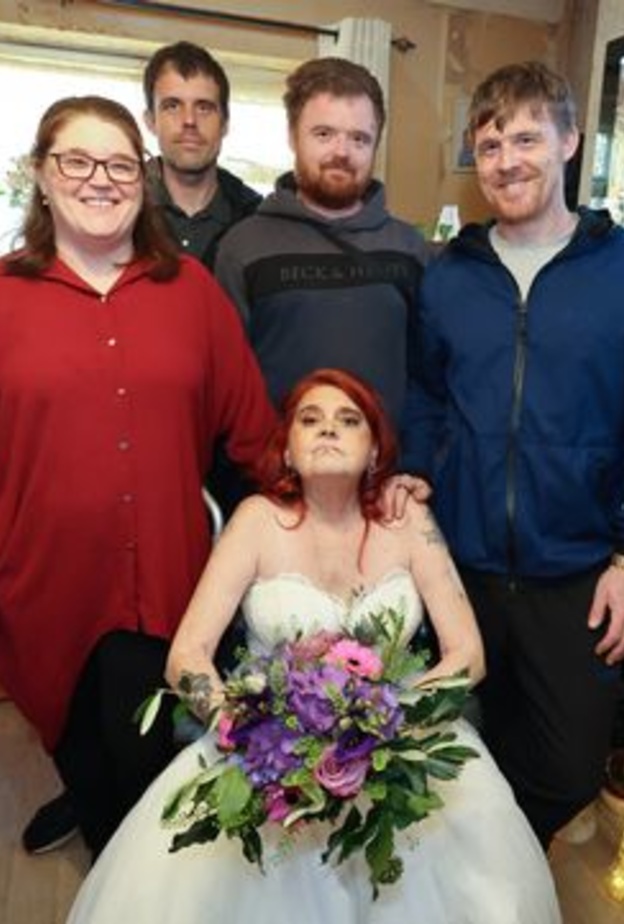 متطوعون ينظمون حفل زفاف لعروس في المستشفى