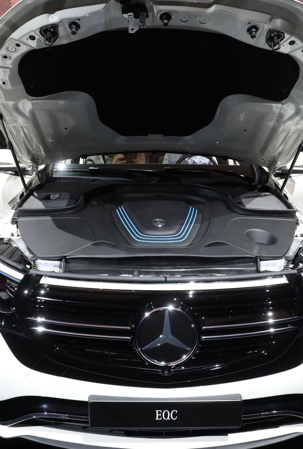 مرسيدس بنز تتجه إلى البطاريات الأقل كلفة في سياراتها الكهربائية