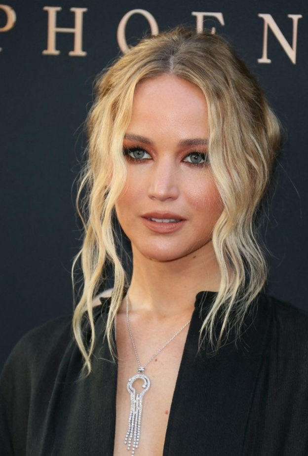 مكياج برونزي هادئ مع الايلاينر بأسلوب Jennifer Lawrence