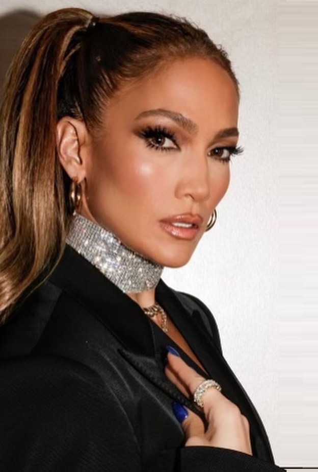 رسمات مكياج خريفي داكن مستوحى من النجمة جينيفر لوبيز