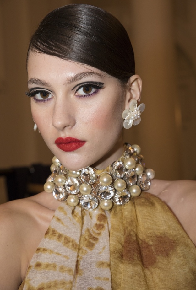 مكياج عيون ساحر مع الآيلاينر العصري من دار Paul Costelloe