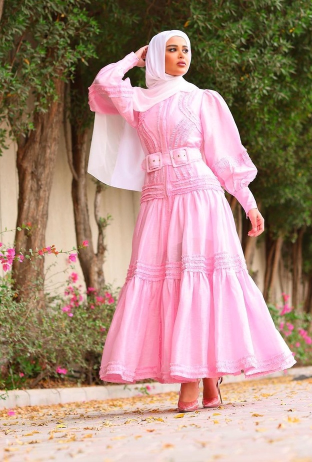 ملابس محجبات باللون الوردي لدعم حملة سرطان الثدي