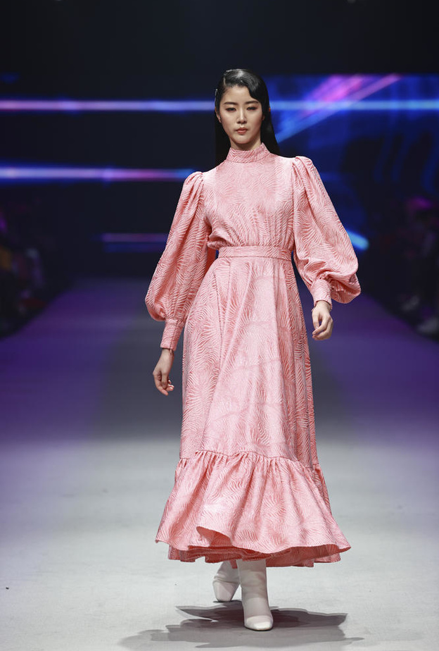 موضة اللون الزهري الفاتح بأسلوب دار Bmuette