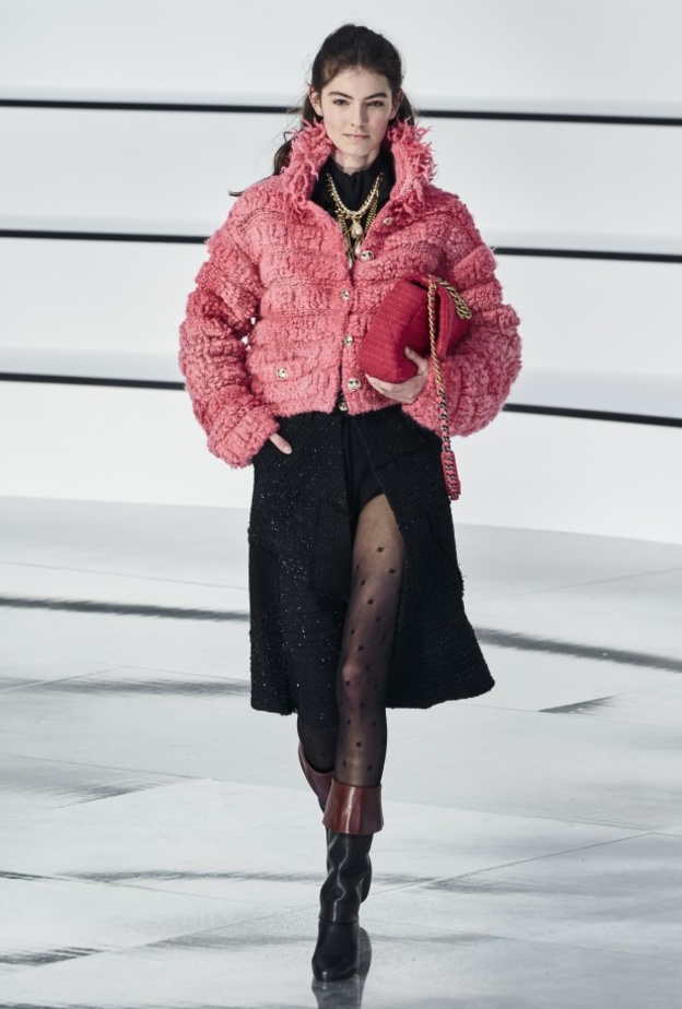 إعتمدت دار Alberta Ferretti تنسيق الجاكيت المنفوخ المصمم من الجلد الأحمر مع الكنزة والبنطلون الواسع