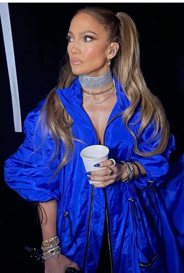 نسقت مع اللوك معطفا أزرق طويل وبقصة أوفر سايز