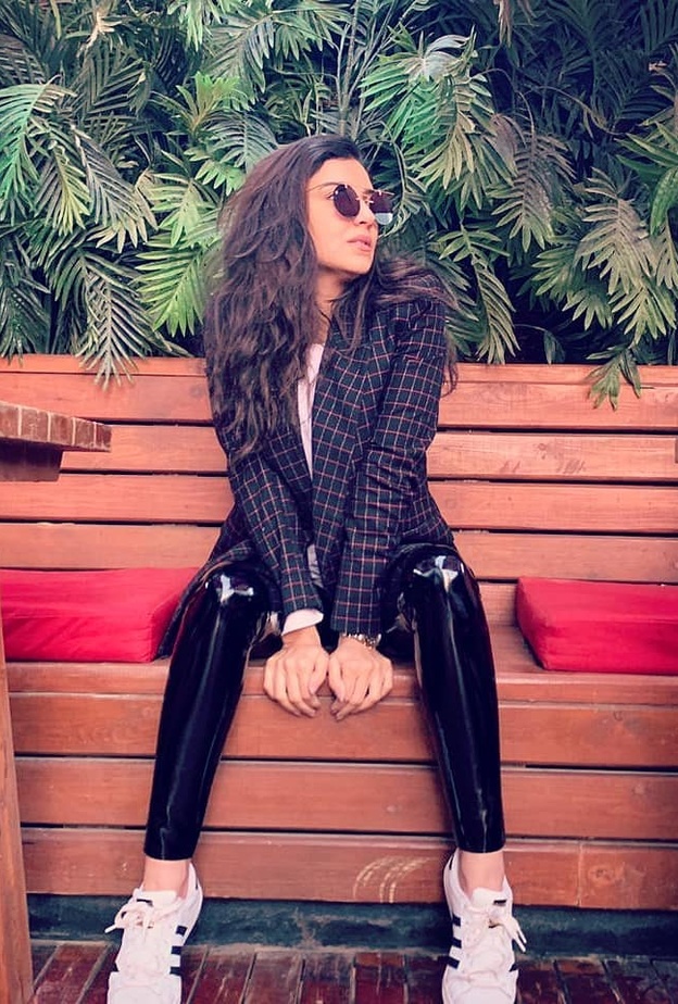 اعتمدت مي عمر بنطلون من الجلد العنابي مع بليزر اسود