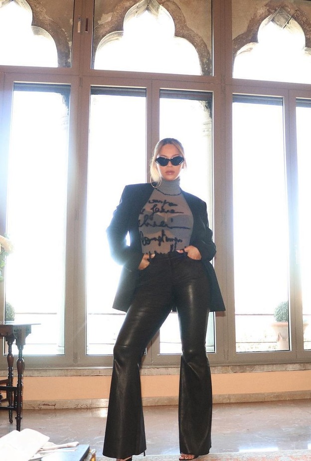 نسّقت بيونسيه التوب الشفاف مع البنطلون الجلد بقصة الـflare والبليزر الاسود