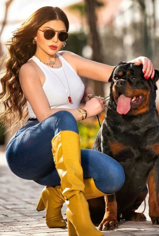 هيفا وهبي بقلادة طويلة