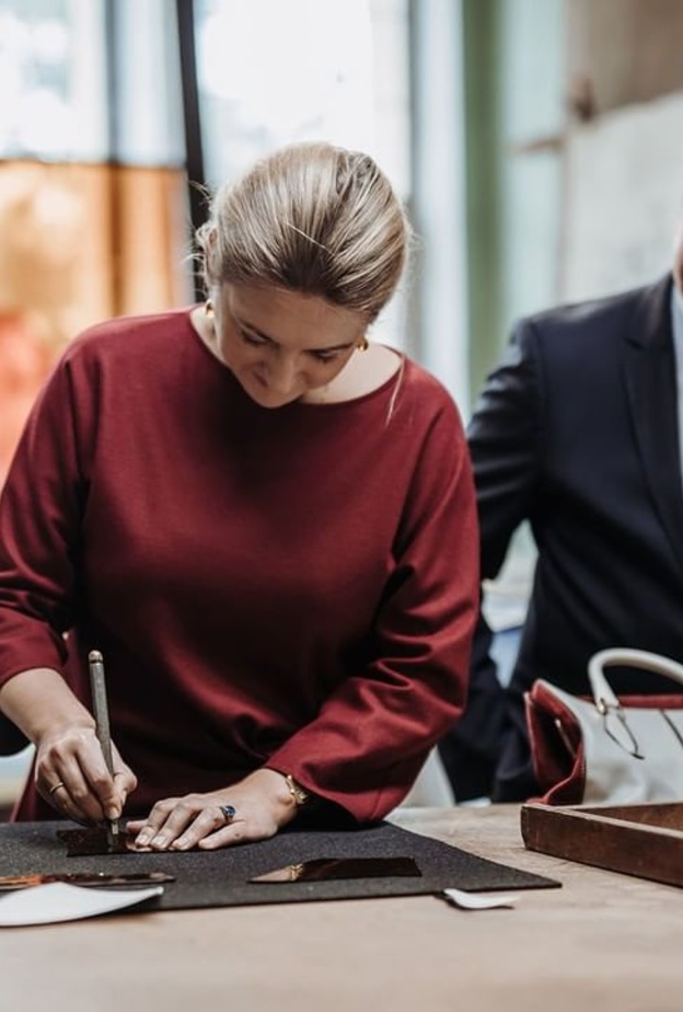 ولي عهد لوكسمبورغ وزوجته يزوران شركة شهيرة للمصنوعات الزجاجية