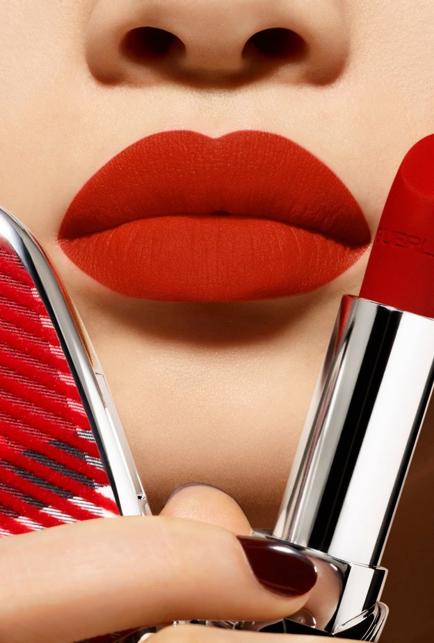 أحمر شفاه Rouge G Luxurious Velvet توقيع الجمال المثالي بأسلوب باريسي مميز من Guerlain
