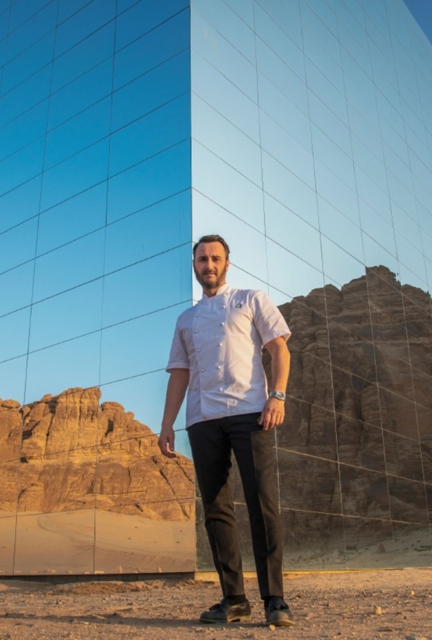 الشيف جيسون أثيرتون الحاصل على ثلاث نجوم ميشلان يفتتح مطعم "مرايا سوشل" في العُلا