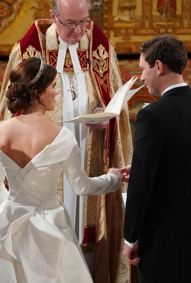 في عيد زواجها الثالث.. ما هي الرسالة الخفية التي حملها فستان زفاف الأميرة يوجين؟