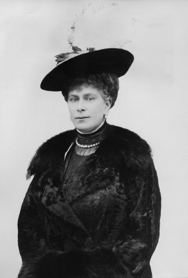 مجوهرات تزينت بها سيدات العائلة المالكة البريطانية من مجموعة الملكة ماري تك.. فمن الأجمل؟