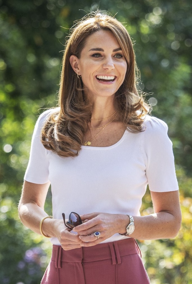 معجبة كيت ميدلتون تحول خزانة ملابسها لتشبه أزياء دوقة كامبريدج.. فهل نجحت؟