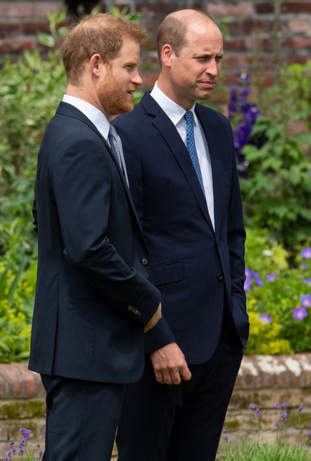 لماذا فرقت الملكة إليزابيث الثانية في قيمة هدايا زفاف الشقيقين ويليام وهاري؟