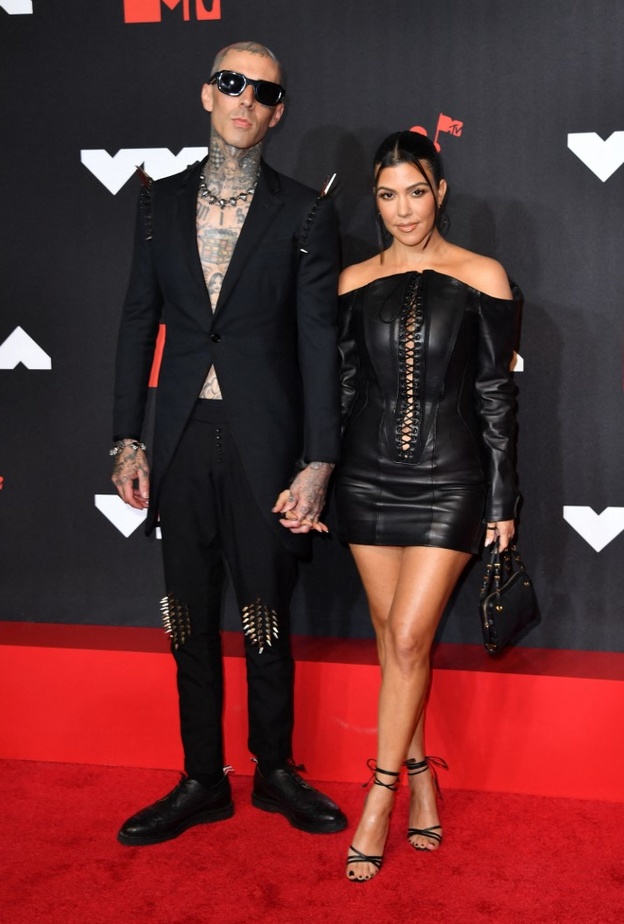 أبرز إطلالات كورتني كارداشيان الجريئة برفقة ترافيس باركر بعد خبر خطوبتها