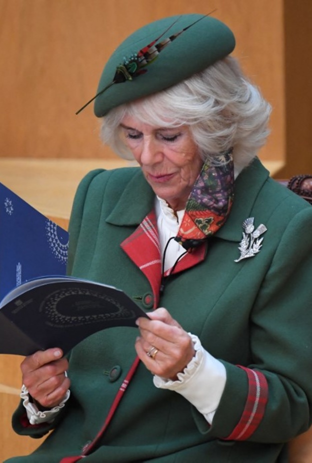 كاميلا باركر تكسر البروتوكول الملكي بإطلالة مشابهة مع الملكة إليزابيث الثانية