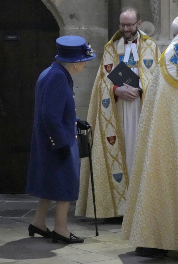 للمرة الأولى منذ 17 عاما.. الملكة إليزابيث الثانية تستخدم عصا المشي