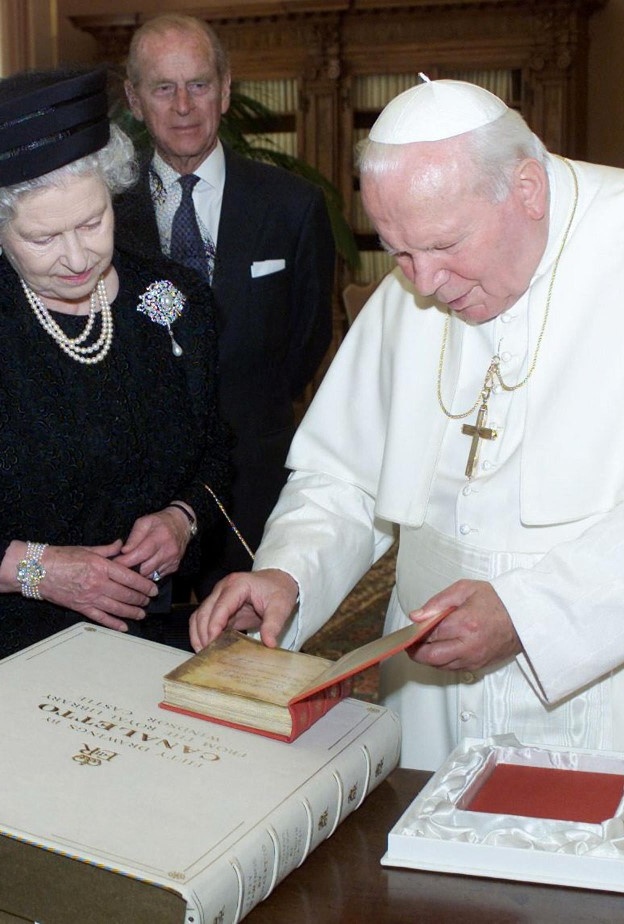 41 عاما على أول زيارة للملكة إليزابيث الثانية للفاتيكان 