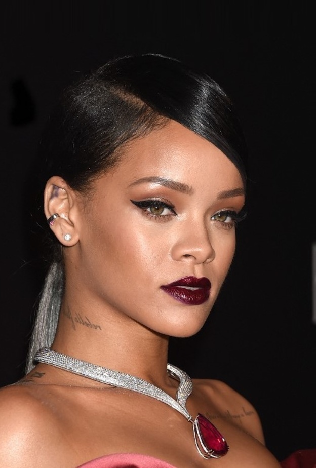إطلالات مكياج جذابة للبشرة السمراء من وحي ريهانا