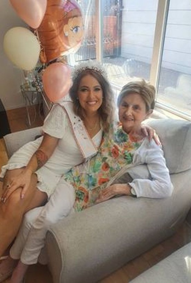 عروس تقرر إقامة زفافها بعد أيام قليلة من وفاة والدتها