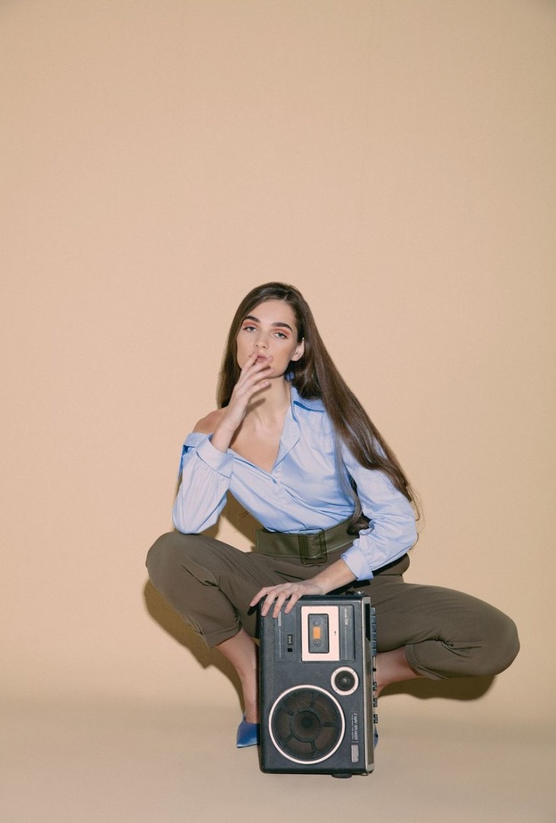 ليلي بلان تعيد موضة عصر السبعينيات في مجموعة الأزياء الجديدة