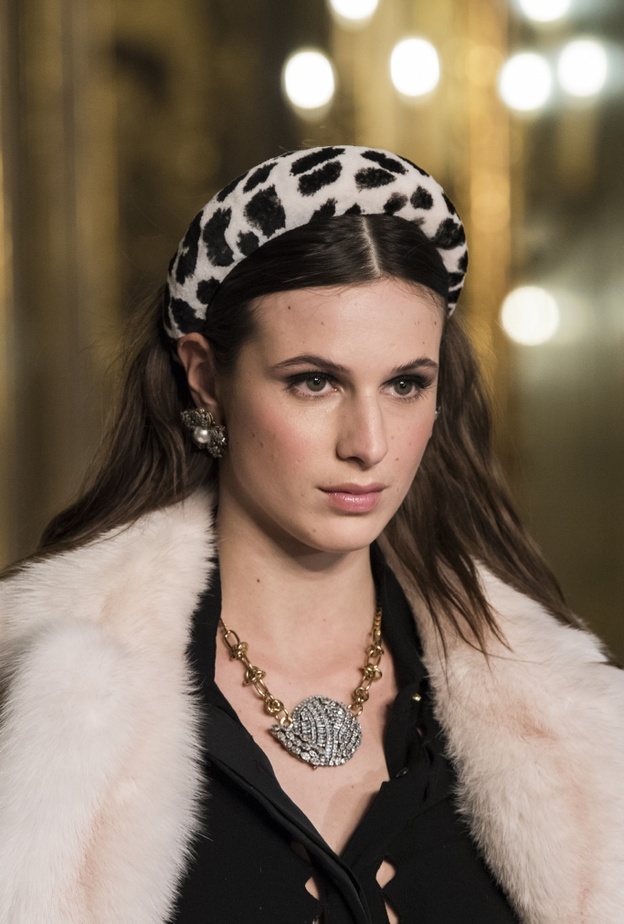 اكسسوارات شعر ناعمة مع الباند الفرو العريض من دار Braschi