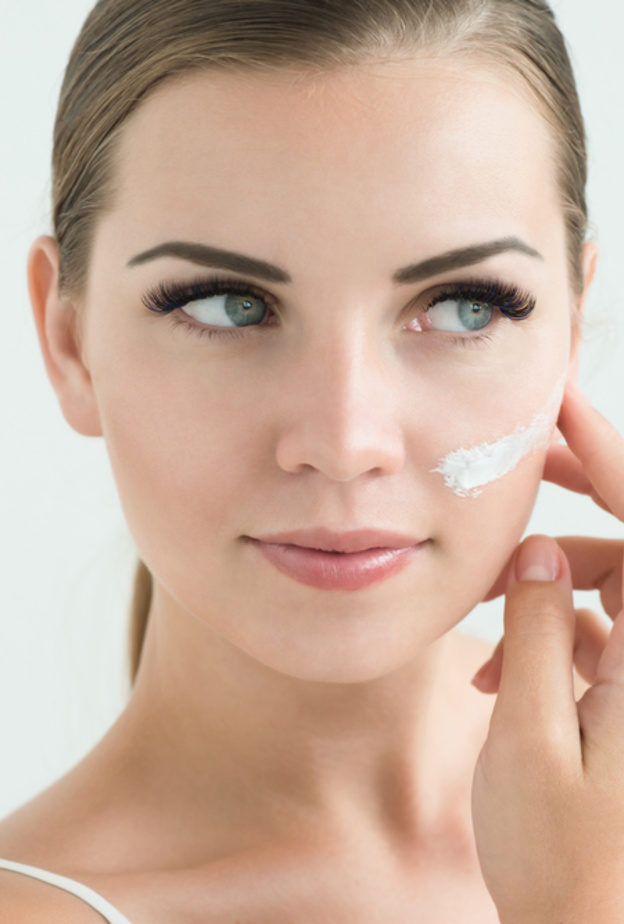 ترطيب البشرة من اهم خطوات العناية في الخريف