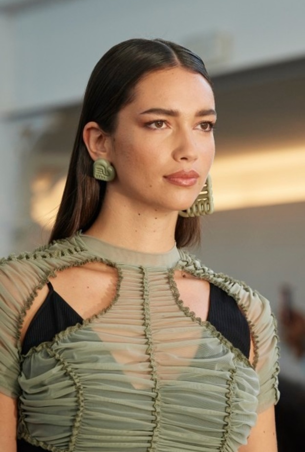  تسريحات شعر مبللة ومنسدلة من دار Ester Manas