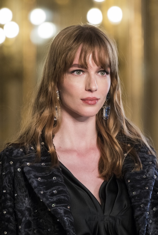 تسريحات شعر منسدلة مع الغرة الطويلة من Braschi