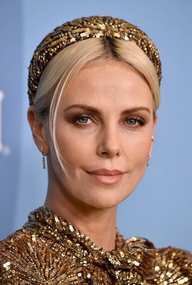 تسريحات عصرية للصبايا مع الباند مستوحاة من إطلالات تشارليز ثيرون