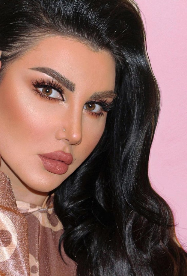  تسريحة شعر ويفي جانبية من وحي جيني اسبر