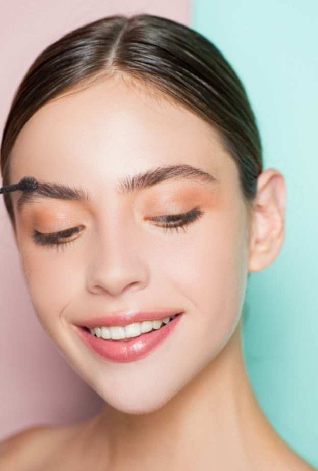 خطوات تكثيف الحواجب بوصفة العسل وزيت الزيتون