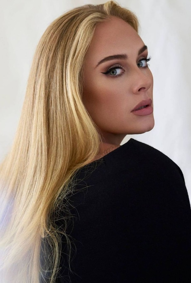 طريقة رسم الآيلاينر المجنح على طريقة أديل