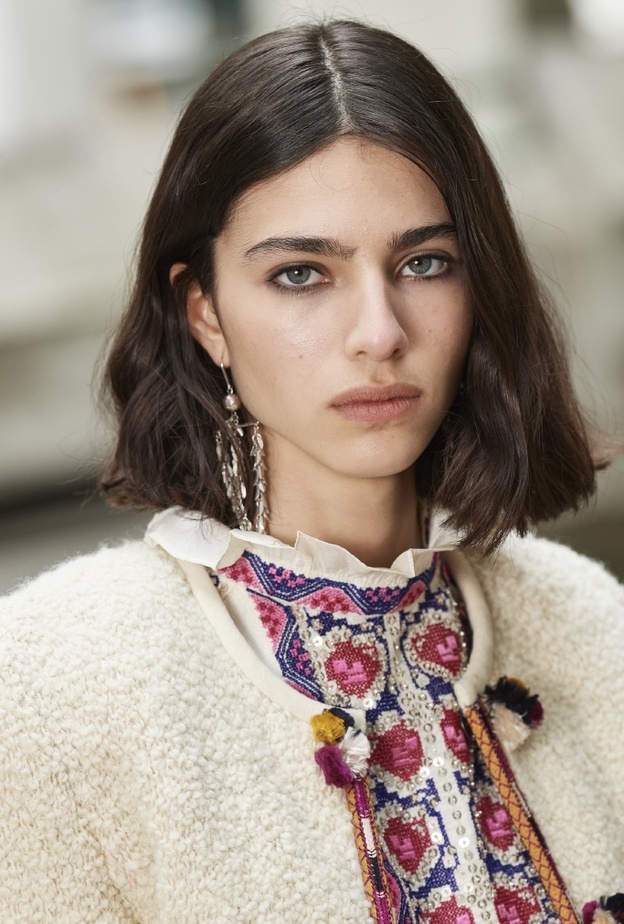 قصات شعر راقية ومستقيمة بأسلوب دار Isabel Marant