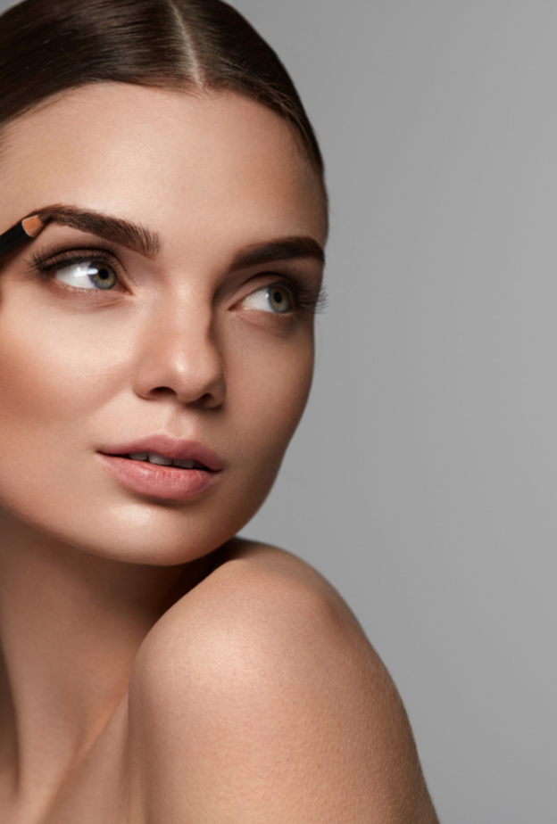 كيفية إعادة رسم الحواجب بعد تساقطها في شهر التوعية بسرطان الثدي