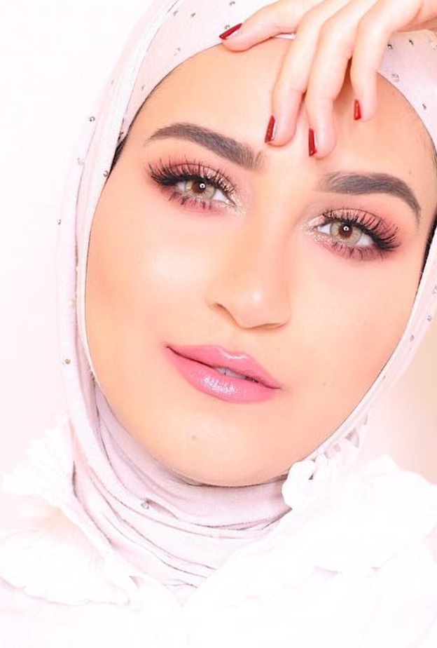 مكياج وردي ناعم للمحجبات للتوعية بسرطان الثدي