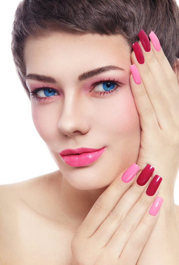 مكياج وردي ناعم لدعم مريضات سرطان الثدي