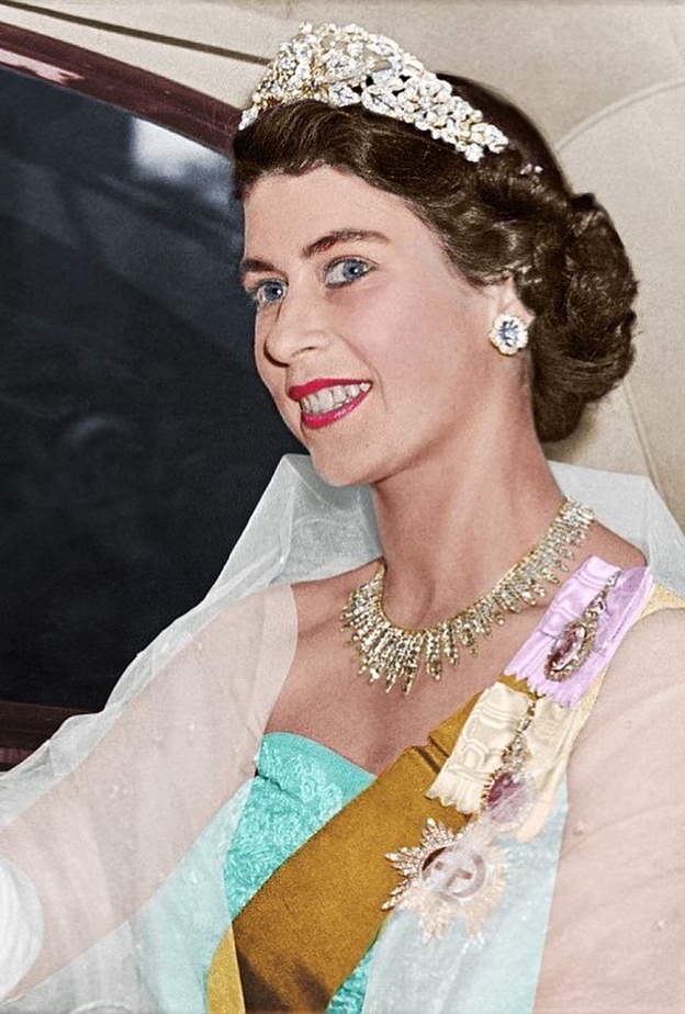 لهذا السبب.. فككت الملكة إليزابيث الثانية تاجها الماسي لصنع قطعة مجوهرات فريدة