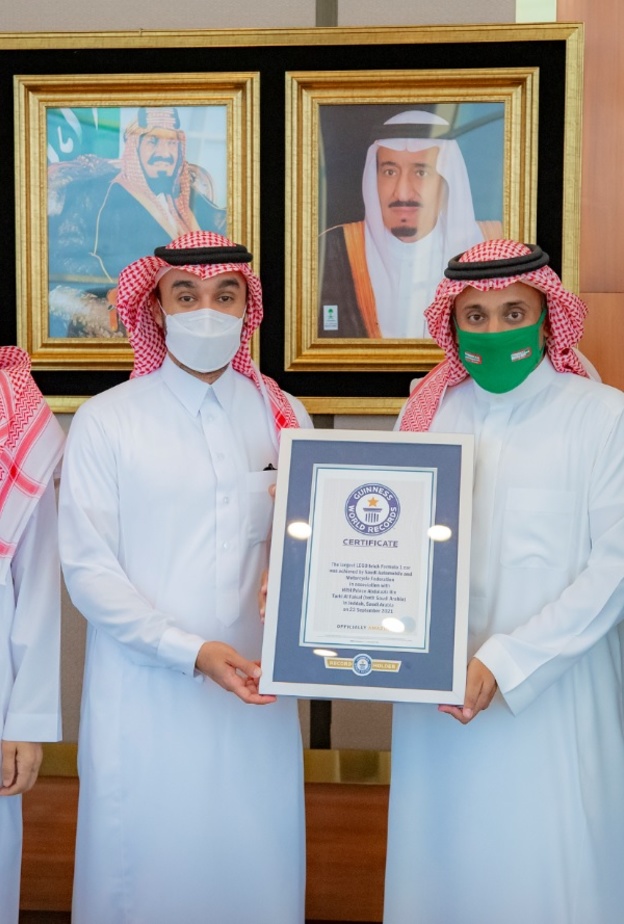 رقم قياسي سعودي جديد.. وزير الرياضة يتسلم شهادة غينيس لأكبر مجسم لسيارة فورمولا 1