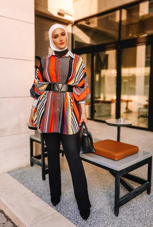 تنسيق القمصان الملونة للصبايا المحجبات من وحي دلال الدوب